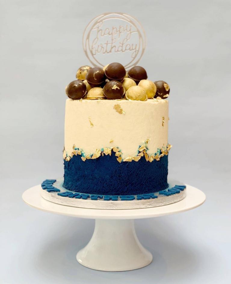 Fresh Cream Cake with Chocolates on Top C for Cakes